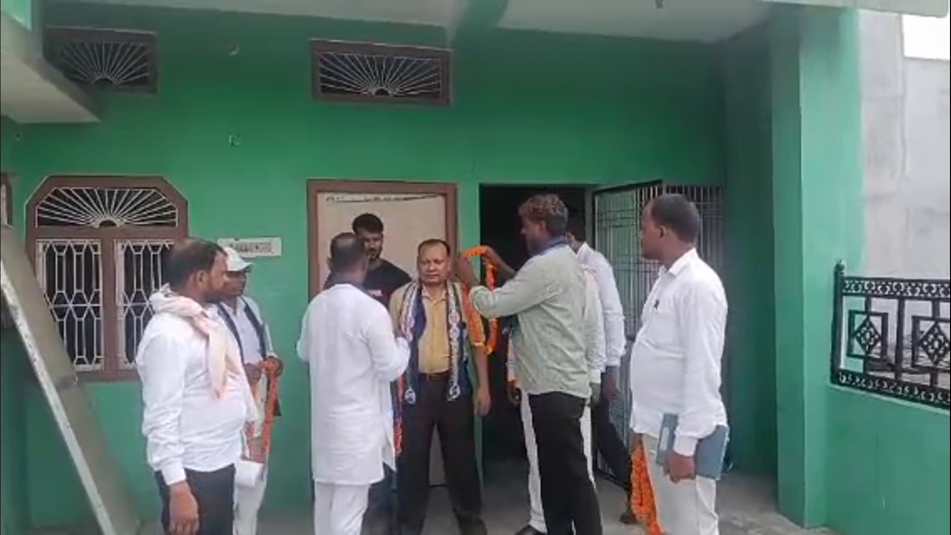 भीम आर्मी के पदाधिकारियों द्वारा बांसडीह विधान सभा के अध्यक्ष सुरेन्द्र नाथ यादव को बनाए जाने पर लोगो में हर्ष