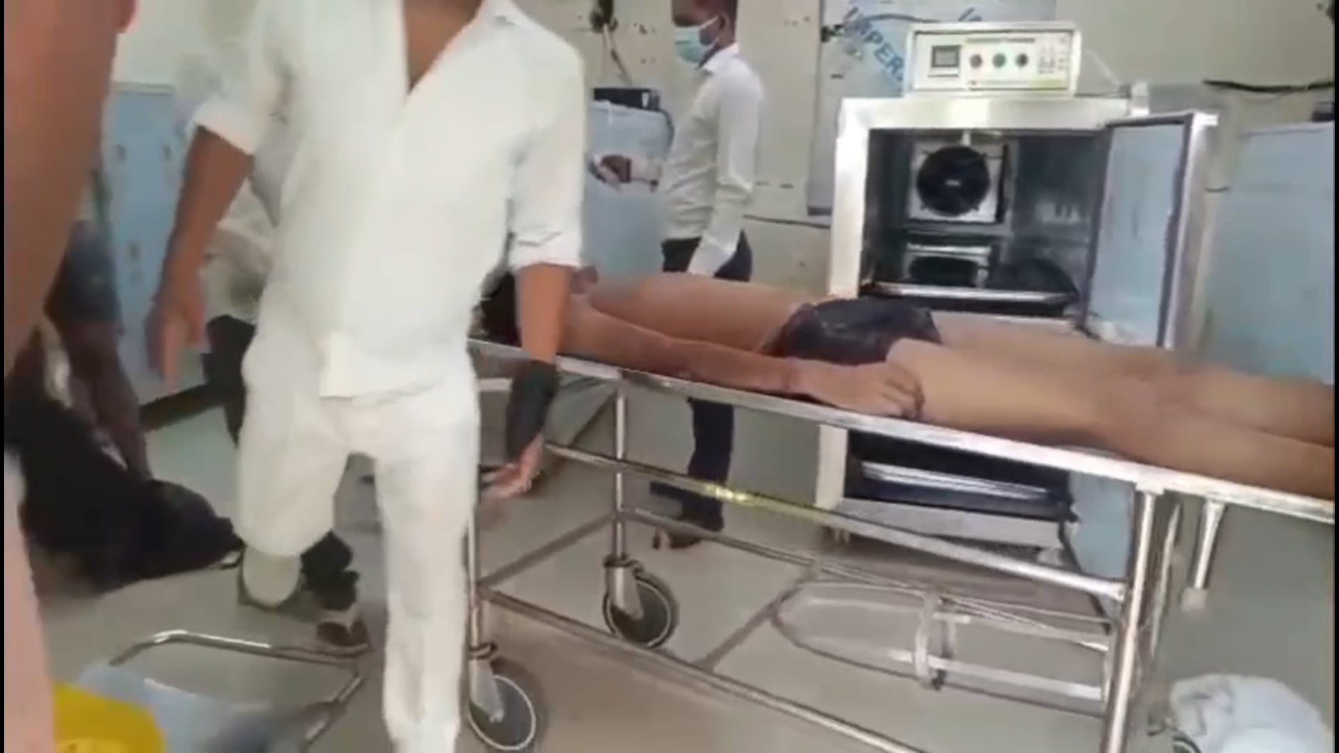 *दोनों डूबे युवकों के शव को जब मर्चरी हाउस में रखा गया उस समय मुहम्मदाबाद पुलिस भी मौजूद थी*