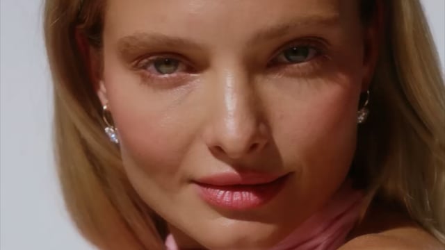 Wideo Kolczyki z brylantami laboratoryjnymi Kartezja z żółtego złota