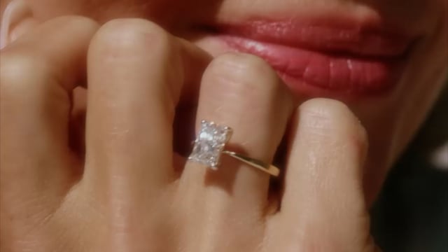 Wideo Pierścionek zaręczynowy  z brylantem laboratoryjnym Kartezja z żółtego złota
