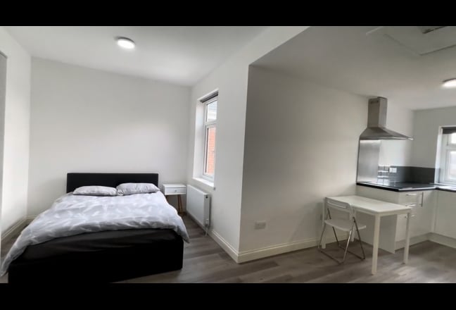 Tripple size room with en-suite, kitchen prep area Main Photo