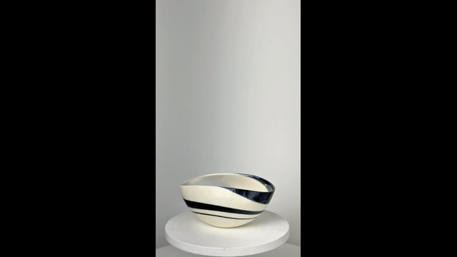 Bowl de Murano Marfim Espiral Azul Escuro Iridescente Yalos