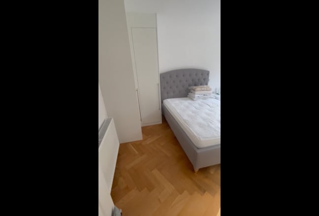 En-suite double room overlooking garden on 1st fl Main Photo