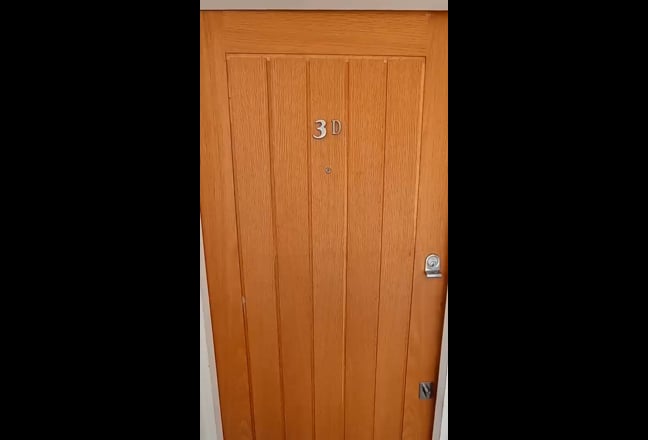 Room to rent in cosy flat next to Finchley Road st Main Photo
