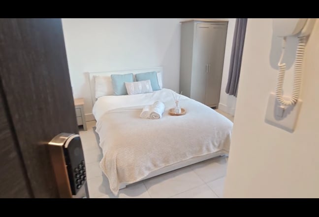 New Spacious Double Ensuite *Central Line* Main Photo