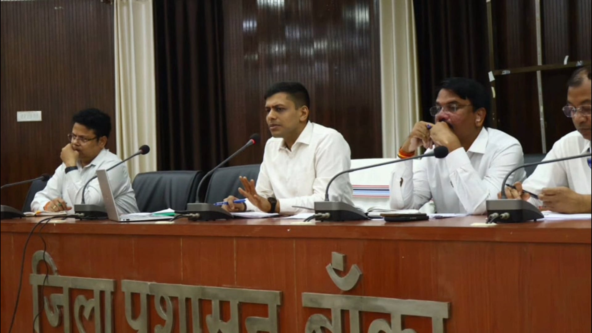 लंबित मामलों पर डीएम की सख्ती, मिशन मोड में निस्तारण का फरमान