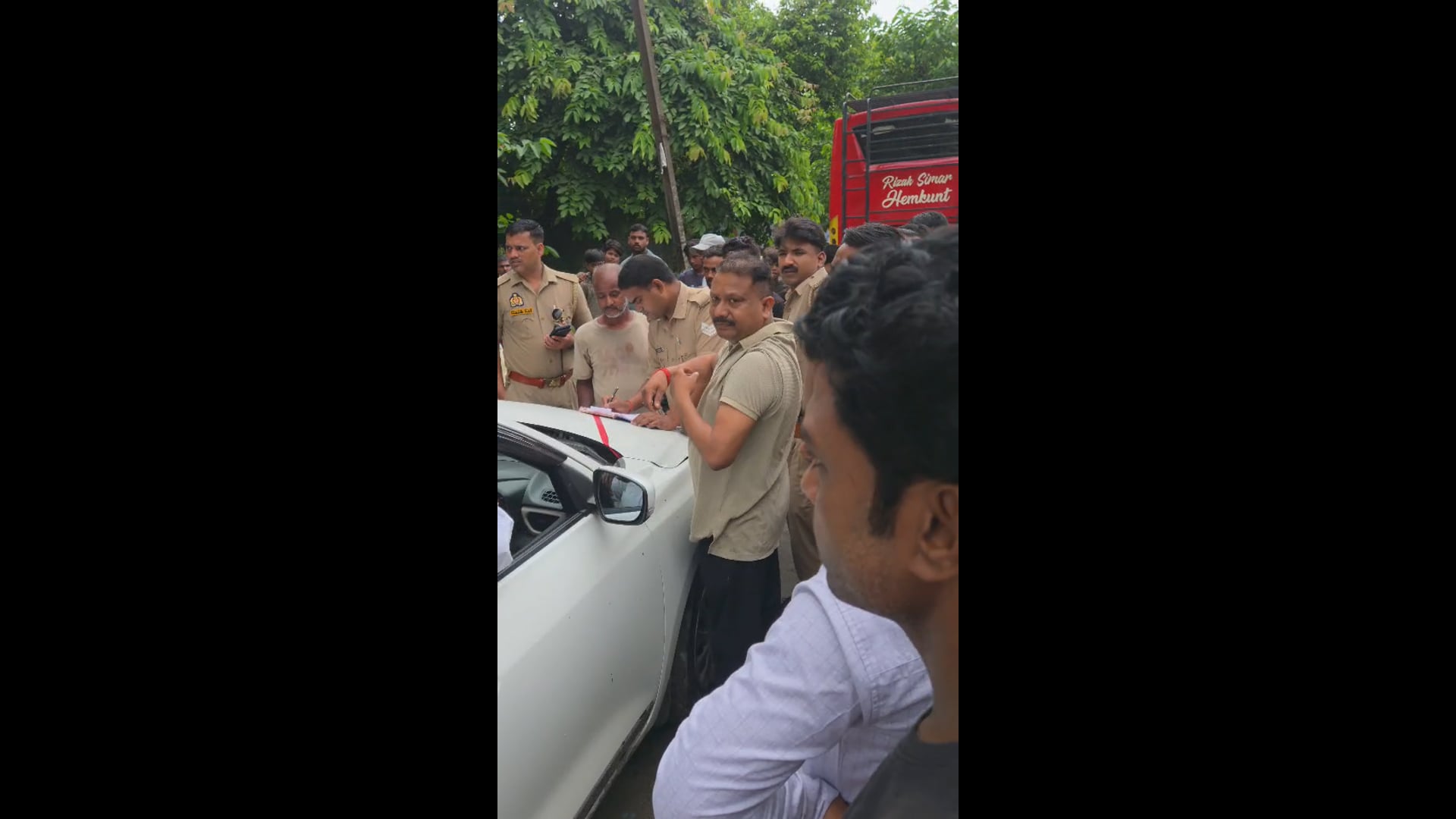 कार की टक्कर से ई-रिक्शा क्षतिग्रस्त, चालक घायल, दोनों वाहन क्षतिग्रस्त, भीरा रोड चीनी मिल के सामने हुआ हादसा
