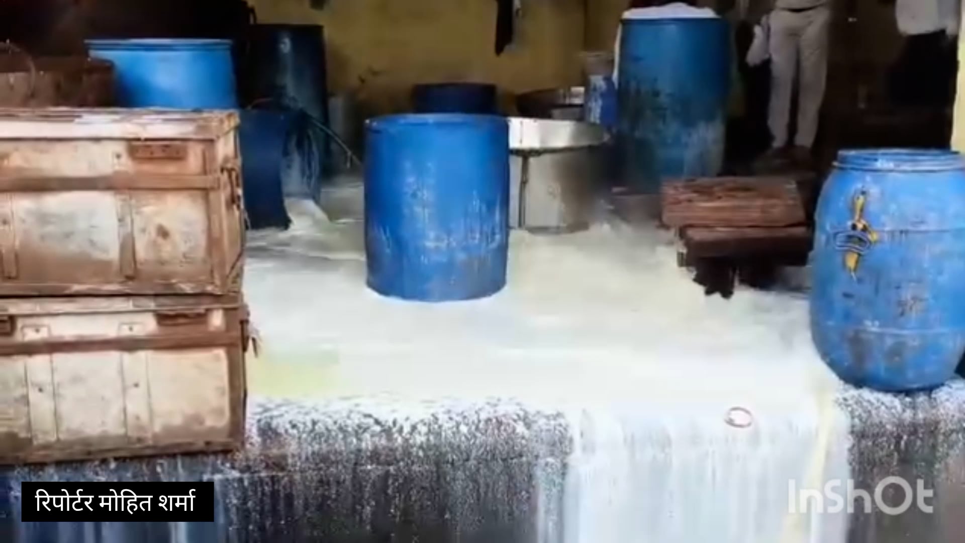 मथुरा शेरगढ़ के गांव हुसैनी में सिंथेटिक दूध कराया नष्ट खाद्यविभाग की मिली भगत से चल रहा था पूरा कारोबार 