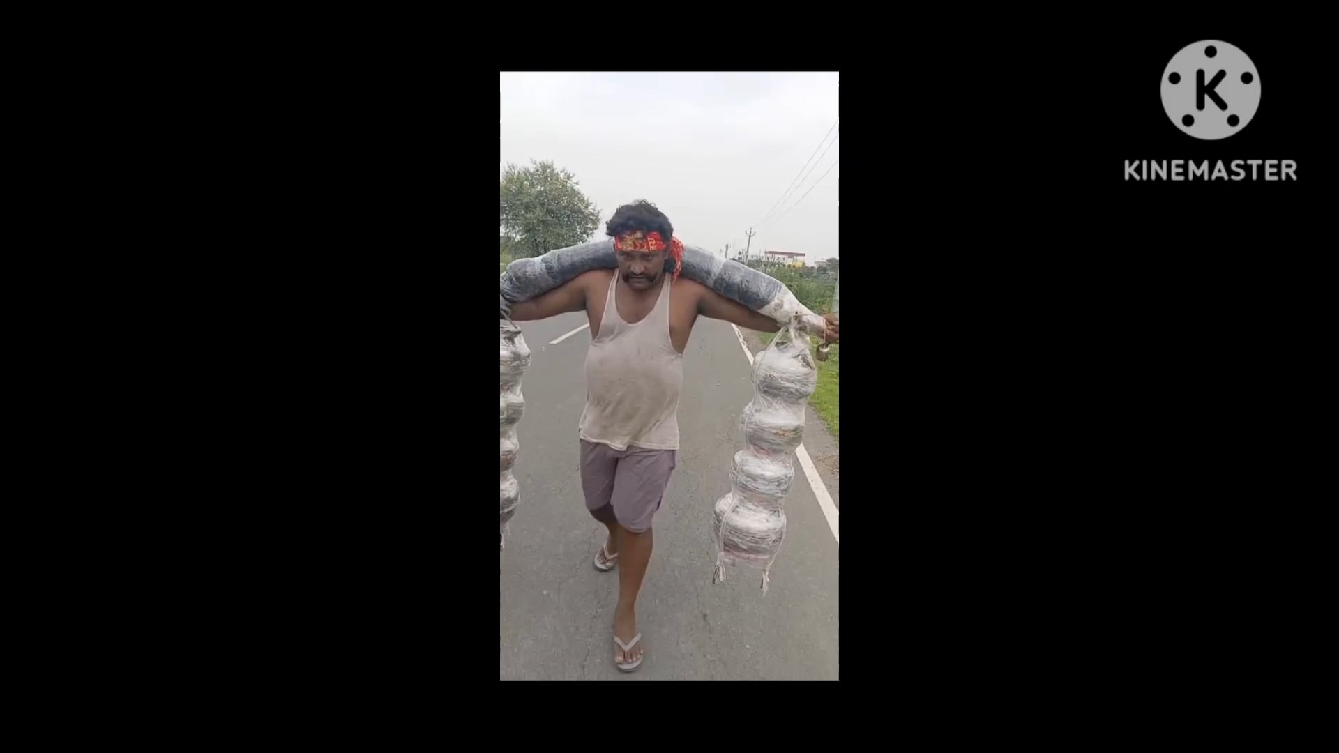 101 लीटर गंगाजल लेकर पहुंचे श्याम यादव माता-पिता का कराया गंगाजल से स्नान कलयुग में भी शिरवन कुमार जेसे बेटे पैदा है