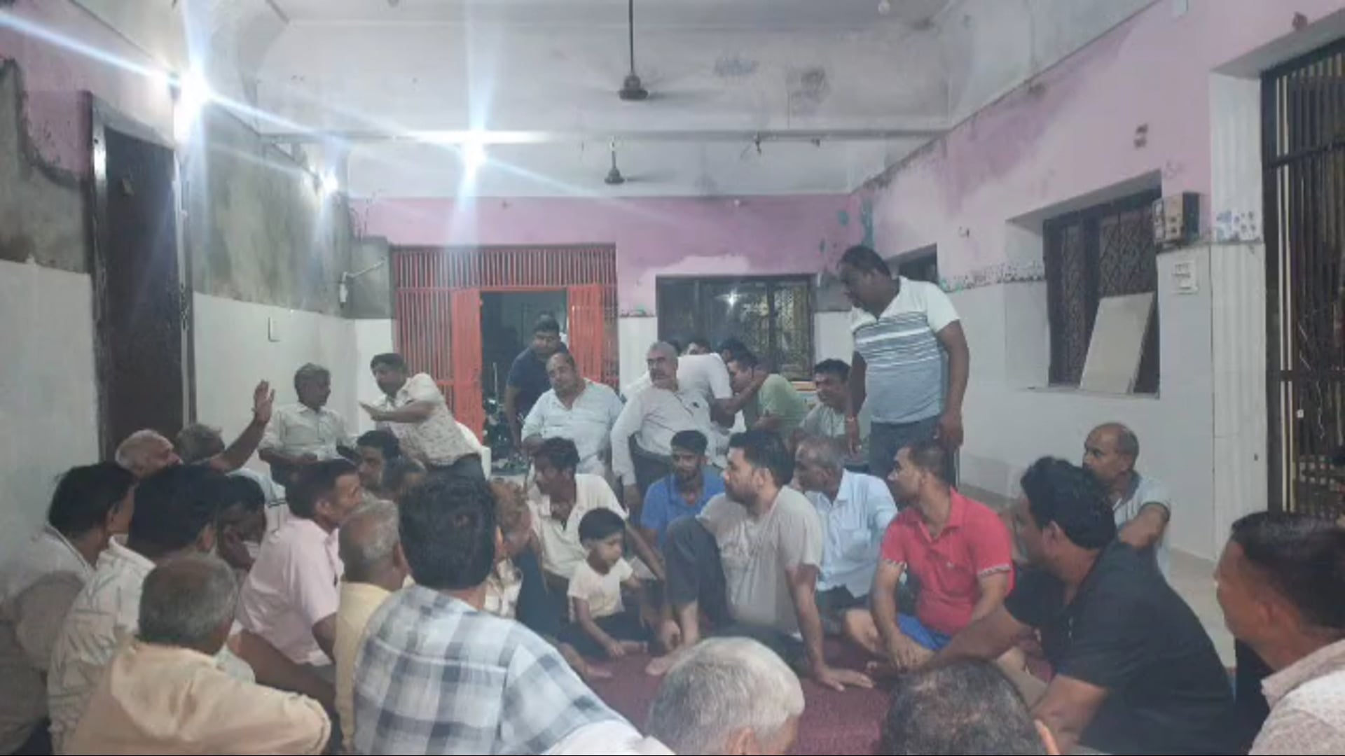 मवाना तहसील के कस्बा बहसूमा में श्री रामलीला कमेटी के गठन को लेकर एक महत्वपूर्ण सभा का आयोजन किया गया। सभा में सर्वसम्मति से विभिन्न पदों पर सदस्यों का चयन किया गया।
प्रधान पद पर श्री रविंद्र चौधरी, उपप्रधान पद पर श्री शिवम लांबा एवं श्री वीरेंद्र नागर, कोषाध्यक्ष पद पर मास्टर विकास जी एवं श्री दीपक, महामंत्री पद पर श्री बिद्दि , राम बहादुर शर्मा, प्रबंधक पद पर श्री विशाल शर्मा, श्री प्रेम धीमान एवं श्री पवनजी, तथा संरक्षक पद पर श्री राजू राठी, श्री छत्रपाल जी, श्री सुमित चह।ल, डॉ. पवन गोयलजी, श्री संदीप अहलावत  श्री विनोद कुमार चह।ल का चयन किया गया। वहीं वर्तमान चेयरमैन श्री सचिन कुमार को भी समिति में शामिल किया गया।