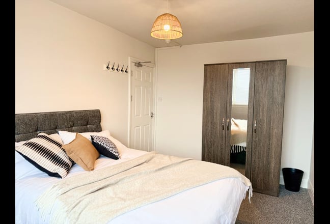 Stylish professional House - SA1 - Off Fabian Way Main Photo