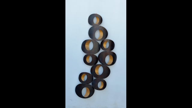 Escultura de Parede Marrom e Dourada