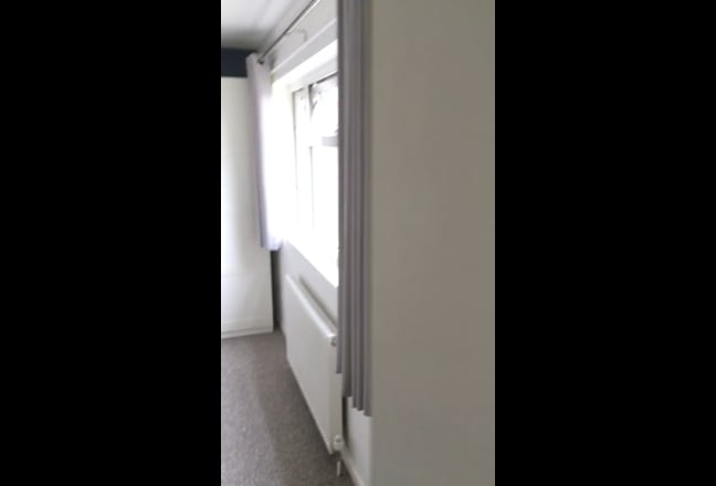 Bright quiet double ensuite  room in female house Main Photo
