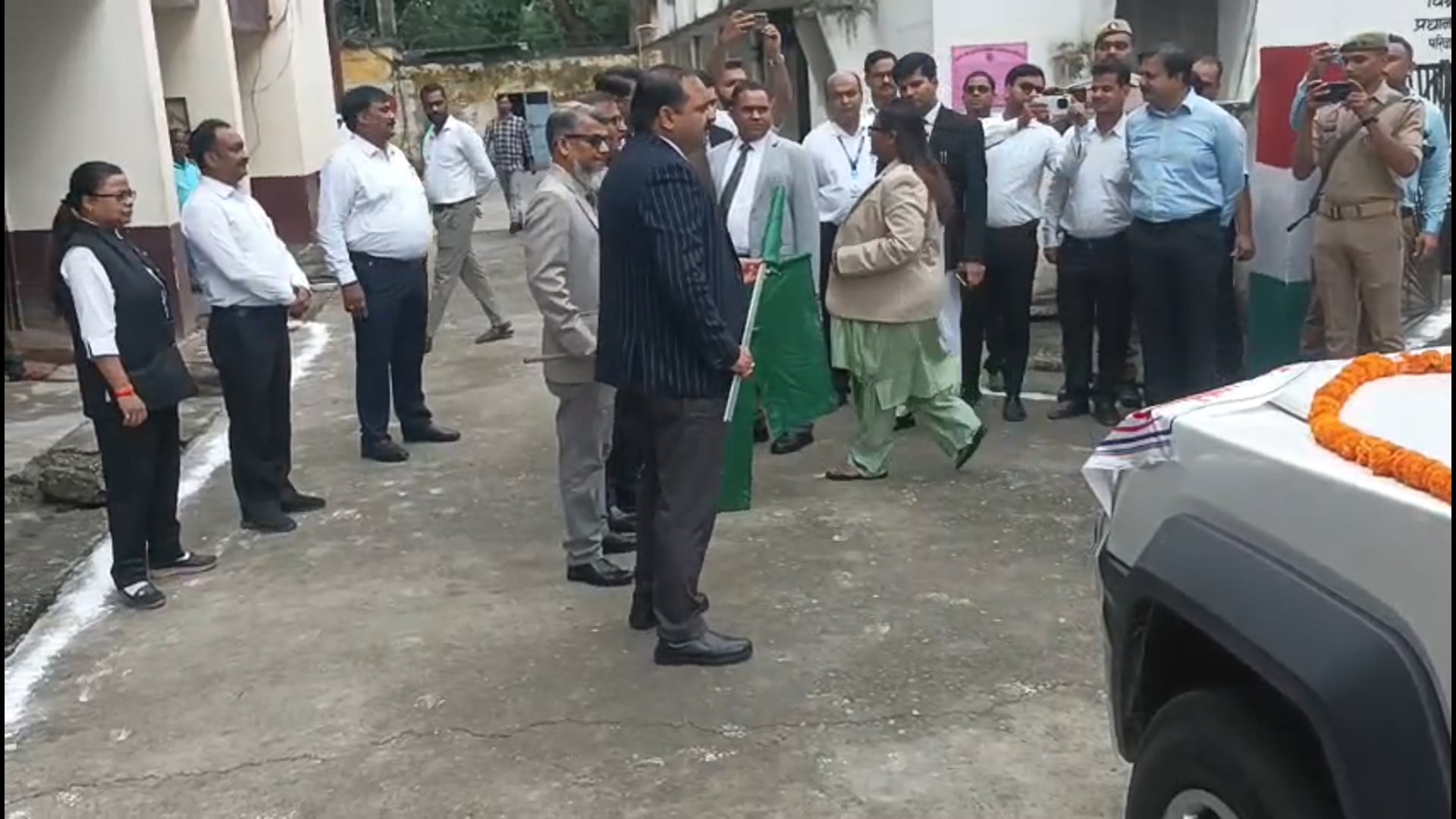 राष्ट्रीय लोक अदालत के प्रचार को रवाना हुआ वाहन