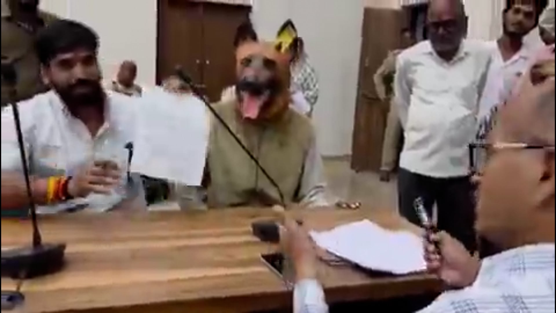 मध्य प्रदेश के खंडवा में आवारा कुत्तों के आतंक से परेशान एक व्यक्ति अनोखे अंदाज में कुत्ते का कॉस्ट्यूम पहनकर कलेक्ट्रेट पहुंच गया। व्यक्ति ने इस तरीके से प्रशासन का ध्यान आवारा कुत्तों की समस्या की ओर आकर्षित किया और समस्या के समाधान की मांग की।