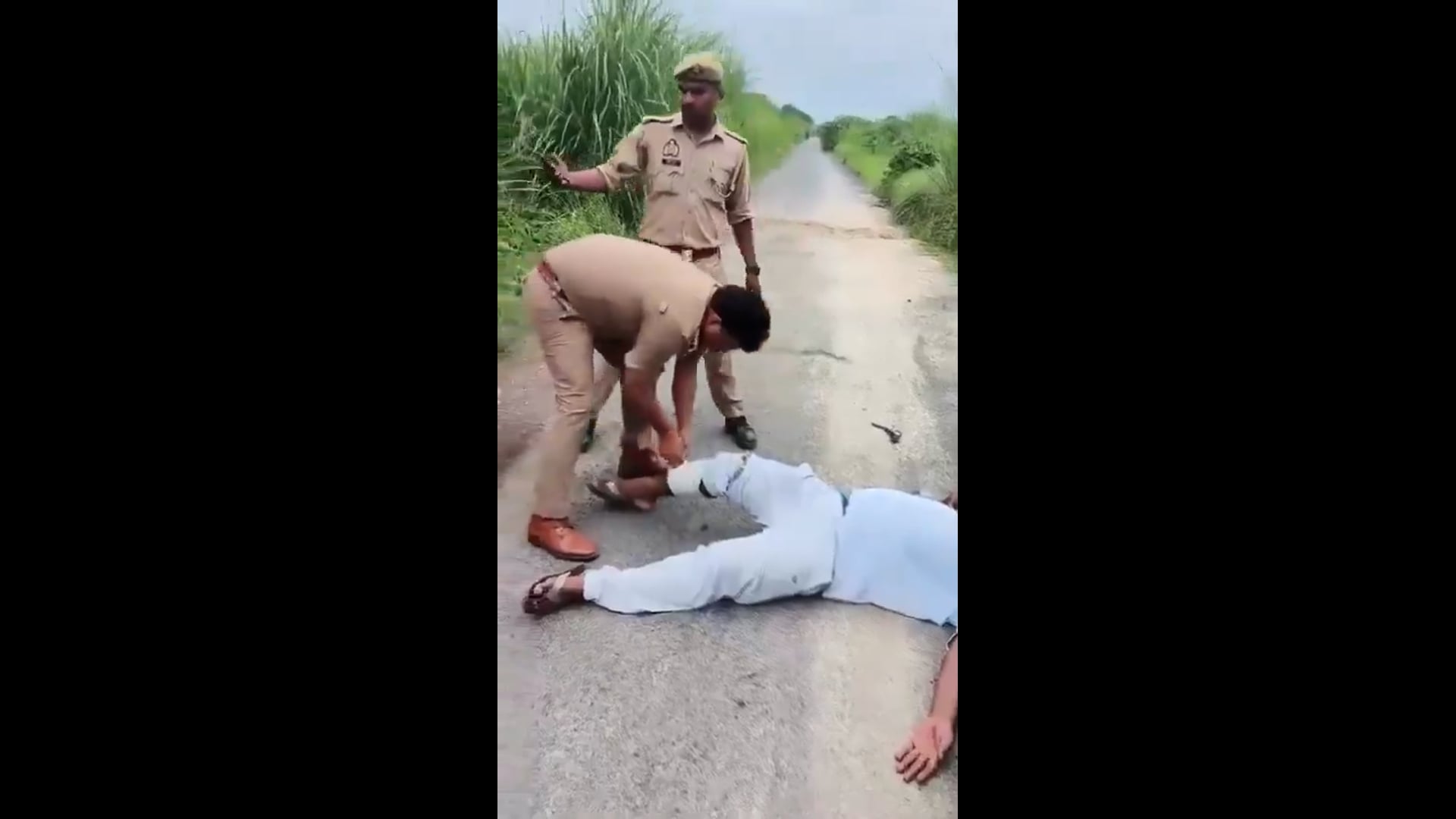 यूपी के इटावा जिले में पत्नी और सास की हत्या के आरोपी सत्येंद्र के दोस्त मुकेश को पुलिस ने एनकाउंटर में पकड़ लिया। घायल मुकेश की मौके पर ही दरोगा जी ने पट्टी बांध दी और वहीं हाथोंहाथ पूछताछ भी पूरी कर ली। अब लगता है थाने तक पहुंचते-पहुंचते बयान के साथ चार्जशीट भी तैयार हो जाएगी।