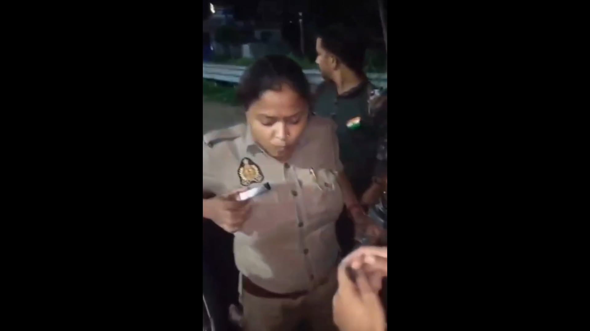 *महिला सिपाही फुल एटिट्यूड मे....*

दरोगा से बोली थाना गया तेल लेने, आप पहले यहां आओं..

किसी को भी बुला लो यही हूँ....
कानपुर देहात में कानपुर-इटावा हाईवे पर रविवार रात कांवड़ियों और एक महिला सिपाही के बीच विवाद हो गया था । 
करीब एक घंटे तक दोनों पक्षों में तीखी बहस होती रही।  घटना का वीडियो सामने आया है। पुलिस वीडियो की जांच कर विवाद की असली वजह पता लगाने में जुटी
