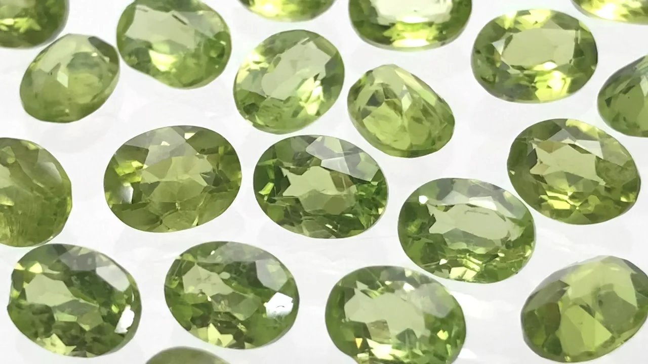 ペリドット 穴なしオーバルファセットカット（ルース・裸石）8×6mm 3粒