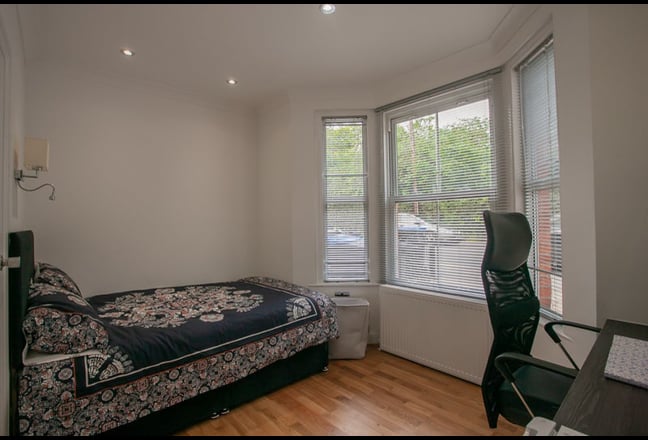 Classic Ensuite with bills | 50 St. Jude's Egham Main Photo