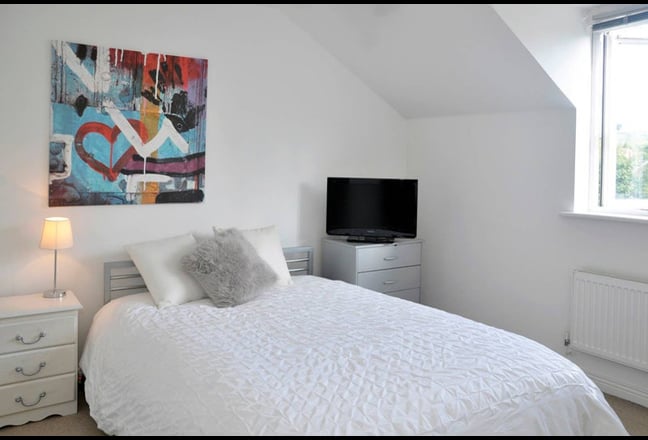  Spacious Townhouse - Hagley -close to station Main Photo