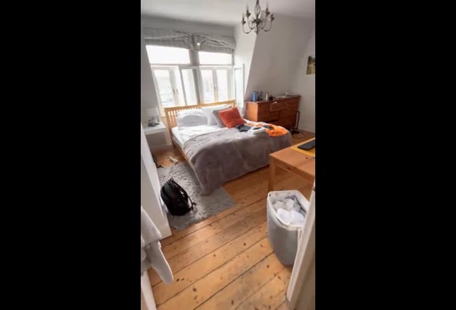 Video 1: Room available (it doesn't have all the boxes in it now)
