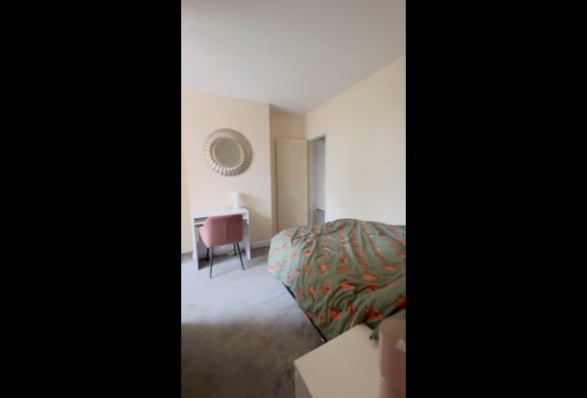 Ensuite & double bedroom size  - fife street  Main Photo