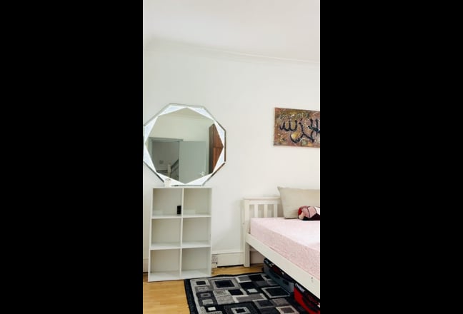 Beautiful double bed room in East ham Main Photo