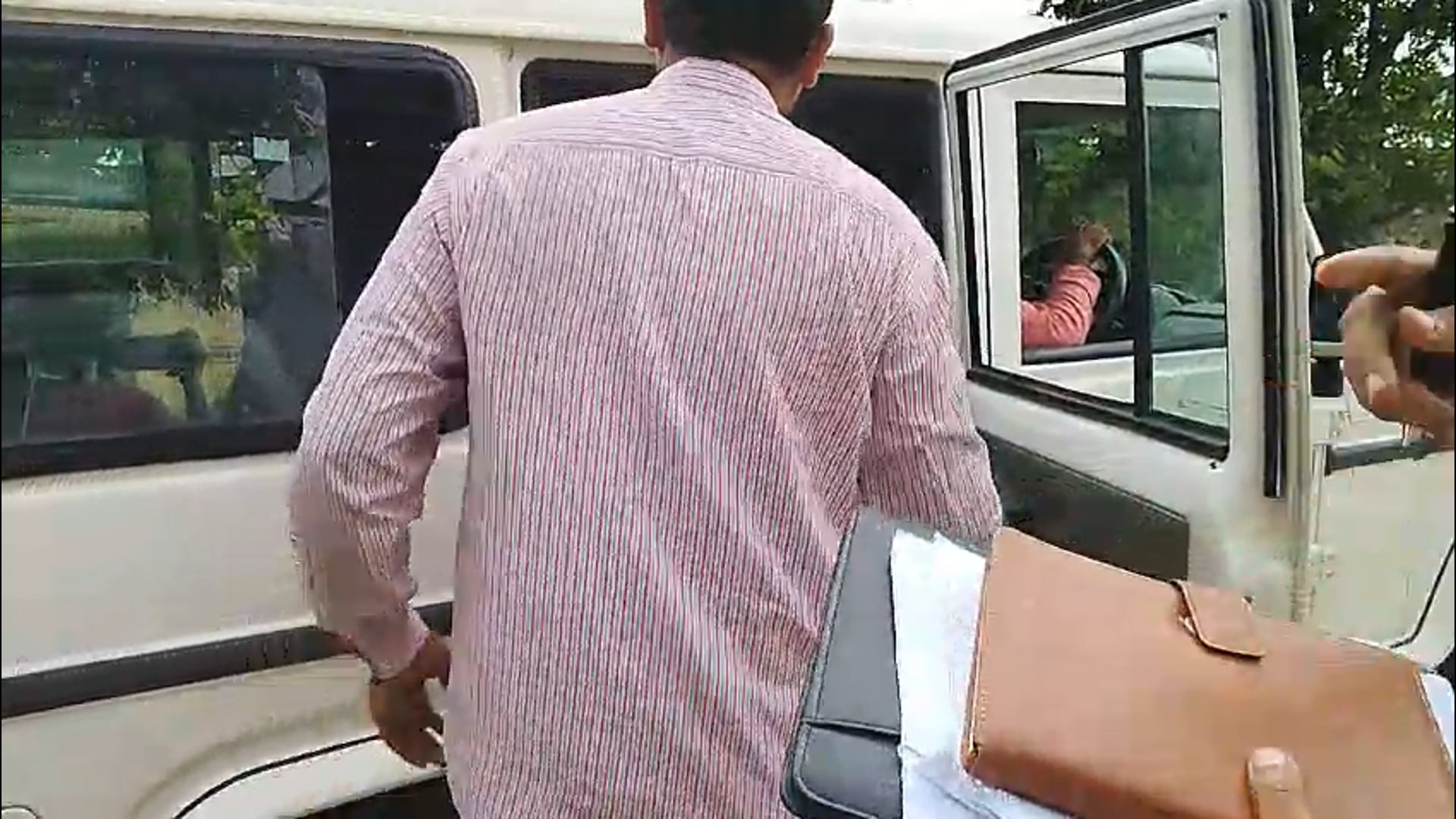 फर्रुखाबाद 

विजिलेंस टीम ने बिजली विभाग के जेई को 10 हजार की रिश्वत लेते रंगे हाथ पकड़ा

ज