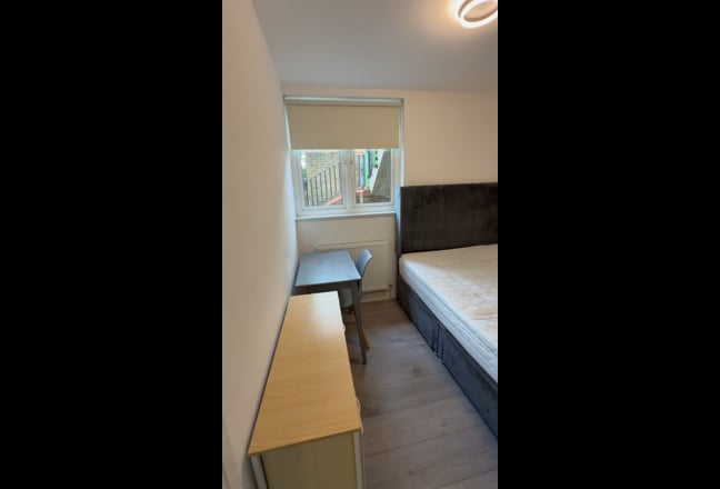 Double Room – 5 mins walk to Oval Station Main Photo