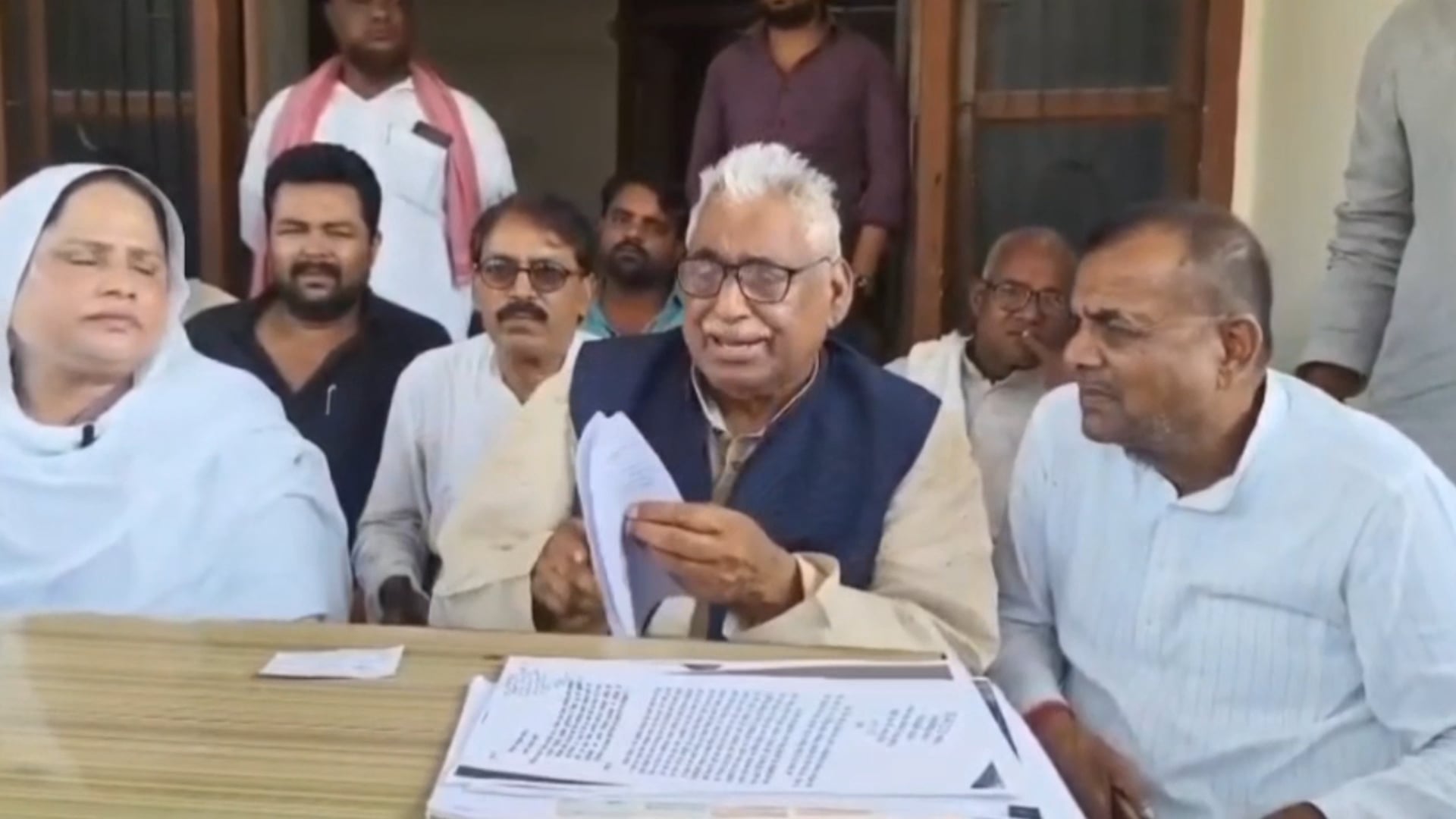 पिपरा रामलाल में मस्जिद-मदरसा ध्वस्तीकरण पर सपा का हमला, माता प्रसाद पांडेय बोले- कार्रवाई असंवैधानिक और गैरकानूनी