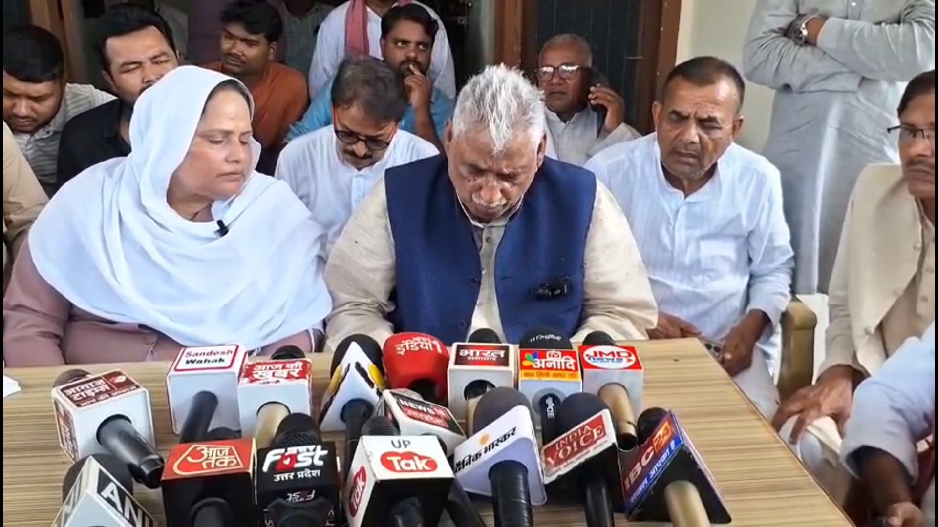 पिपरा रामलाल में मस्जिद-मदरसा ध्वस्तीकरण पर सपा का हमला, माता प्रसाद पांडेय बोले- कार्रवाई असंवैधानिक और गैरकानूनी