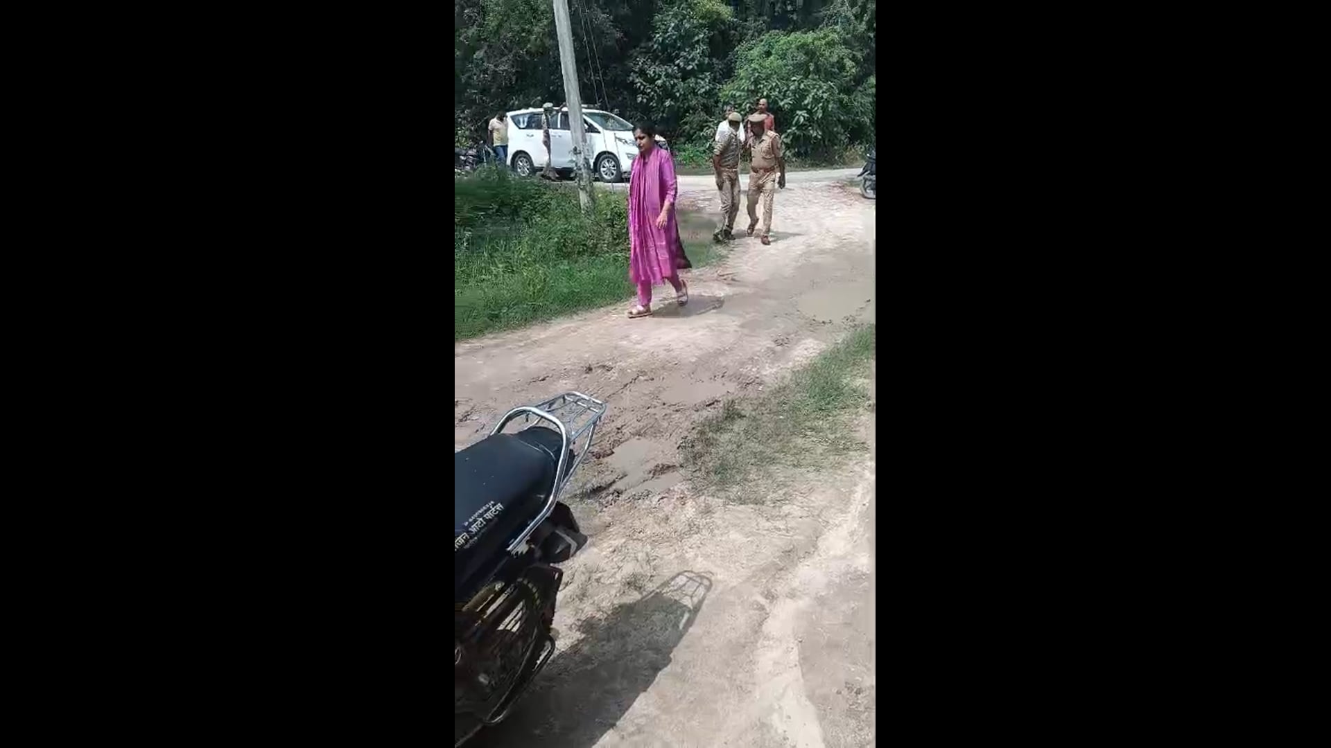 अंबेडकरनगर 
मालीपुर थाना क्षेत्र के दियरा तेंनुआ गांव में 46 वर्षीय अधेड़ युवक की संदिग्ध परिस्थितियों में मौत होने के मामले में पुलिस अधीक्षक प्राची सिंह पहुंची घटनास्थल पर कर रही है जांच।