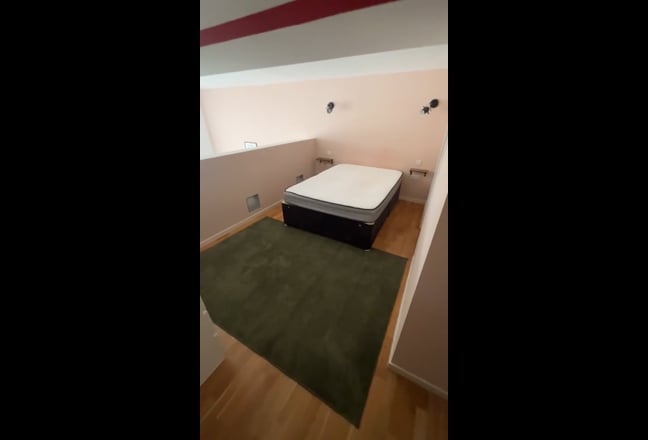 Double Bedroom with private en-suite bathroom Main Photo