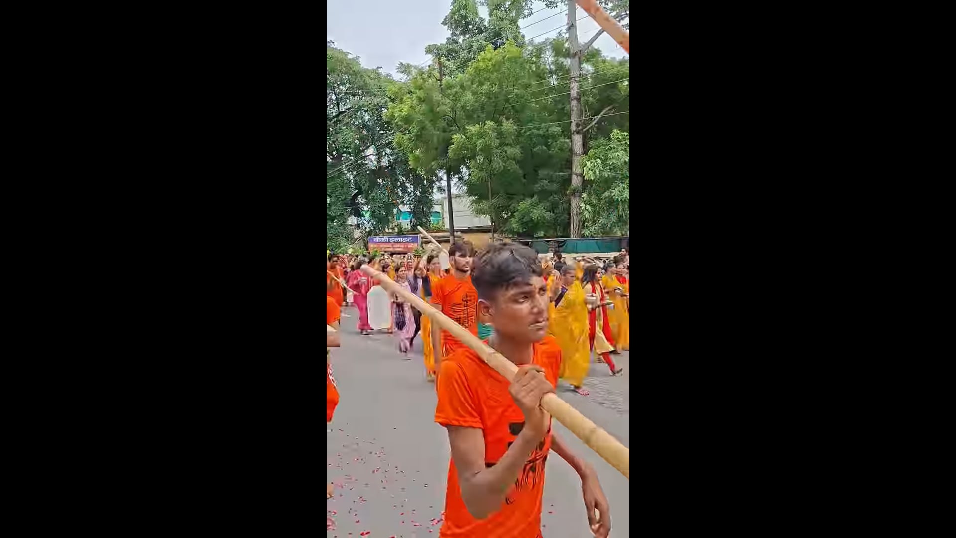 झांसी में 'बम-बम भोले' की गूंज: हेलीकॉप्टर से हुई पुष्प वर्षा, झूम उठे कांवड़िए!