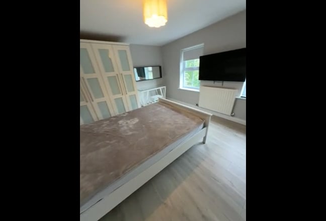 Large double room + large en-suite private parking Main Photo