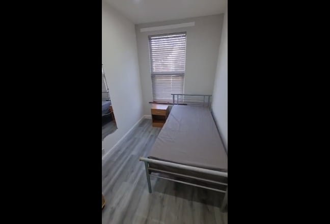 1 room available in a 5 bed modern flat Main Photo