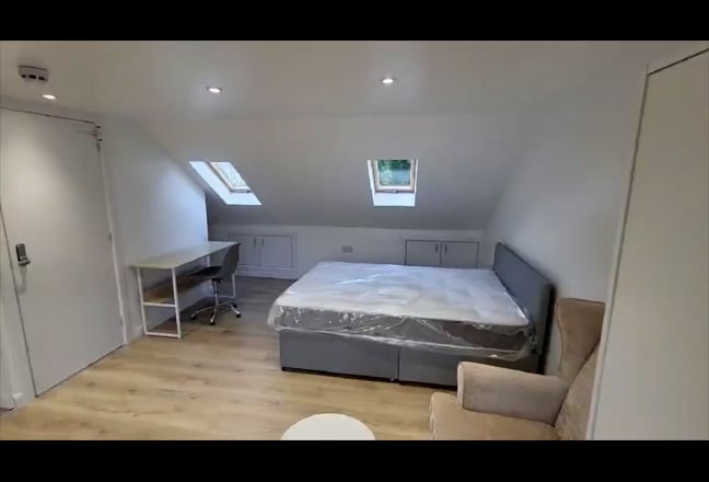 Large Loft Studio Self Contained - Furnished Main Photo