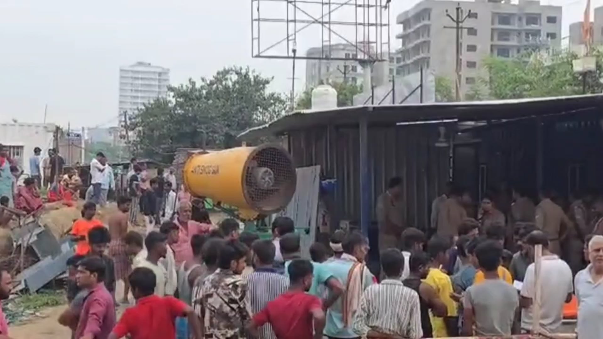 वृन्दावन में निर्माणाधीन मॉल की शटरिंग गिरी, तीन मजदूरों की मौत, एक घायल

वृन्दावन। रुक्मिणी विहार क्षेत्र में शुक्रवार सुबह एक निर्माणाधीन मॉल की चौथी मंजिल पर लेंटर डालने के दौरान शटरिंग अचानक भरभराकर गिर गई। हादसे में एक व्यक्ति की मौके पर ही मौत हो गई, जबकि तीन घायलों को अस्पताल भेजा गया। अस्पताल में उपचार के दौरान दो और लोगों को मृत घोषित कर दिया गया। इस हादसे में कुल तीन लोगों की मौत हुई है।
बाइट: वरिष्ठ पुलिस अधीक्षक मथुरा, श्री श्लोक कुमार
