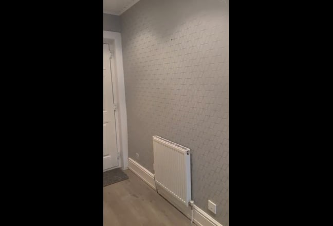 A furnished room available in a 2 bedroom flat Main Photo