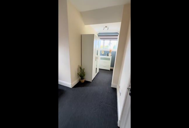 Quiet, Top Floor Room in 'Friends' Style Home Main Photo