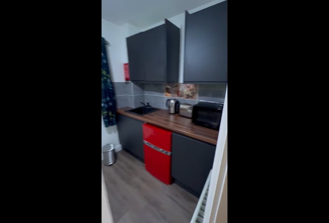 PE7 8GH - Large Double - Ensuite Room/Kitchnette Main Photo