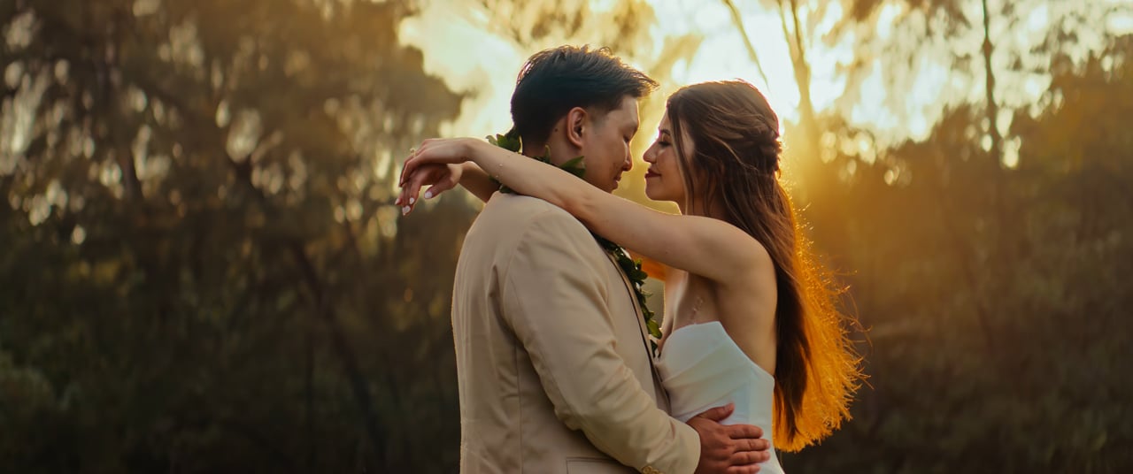 A cinematic Hawaiʻi wedding moment