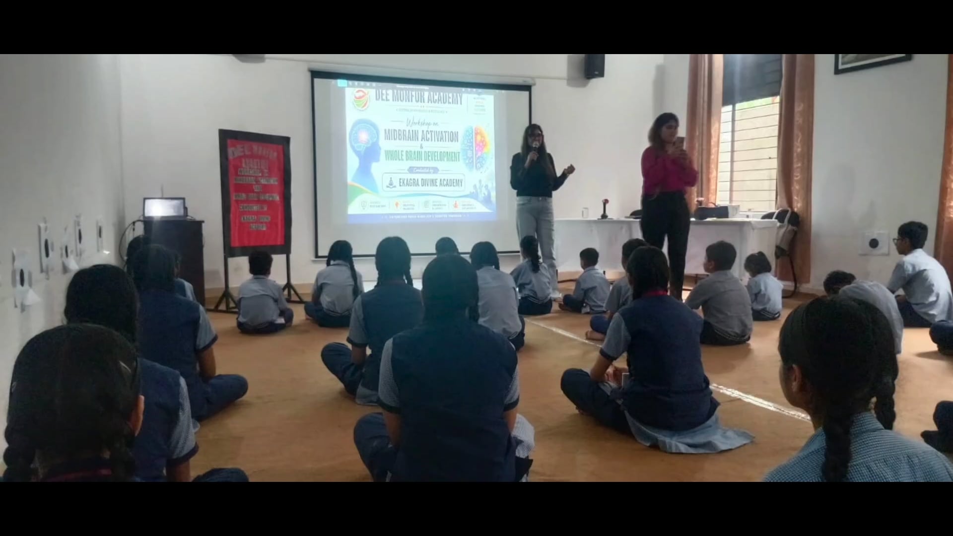 बहसूमा डी मोनफोर अकादमी में बच्चों की एकाग्रता, स्मरण शक्ति और रचनात्मक क्षमता बढ़ाने के उद्देश्य से आयोजित दो दिवसीय ‘मिडब्रेन एक्टिवेशन एंड होल ब्रेन डेवलपमेंट’ वर्कशॉप का सफल समापन हुआ।
‘एकाग्र डिवाइन एकेडमी’ की ओर से आयोजित इस कार्यशाला में 5 से 18 वर्ष तक के बच्चों ने विजुअलाइजेशन, संवेदी अभ्यास और गाइडेड मेडिटेशन जैसी गतिविधियों में भाग लिया। कार्यशाला का नेतृत्व आरती चौधरी, भारती चौधरी और निशी सांगवान ने किया।
विद्यालय के प्रधानाचार्य डॉ. समीर वर्मा ने कहा कि डिजिटल युग में बच्चों की एकाग्रता बनाए रखना बड़ी चुनौती है और ऐसी कार्यशालाएं उनके शैक्षणिक प्रदर्शन में सहायक हो सकती हैं।