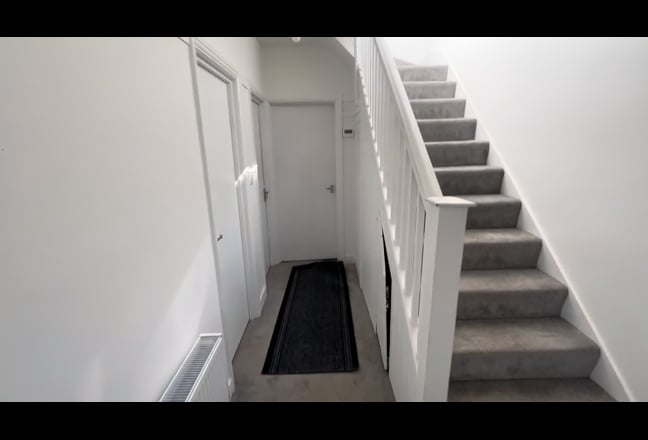 2  Bedsits to Let  Wembely (Chalf) Main Photo