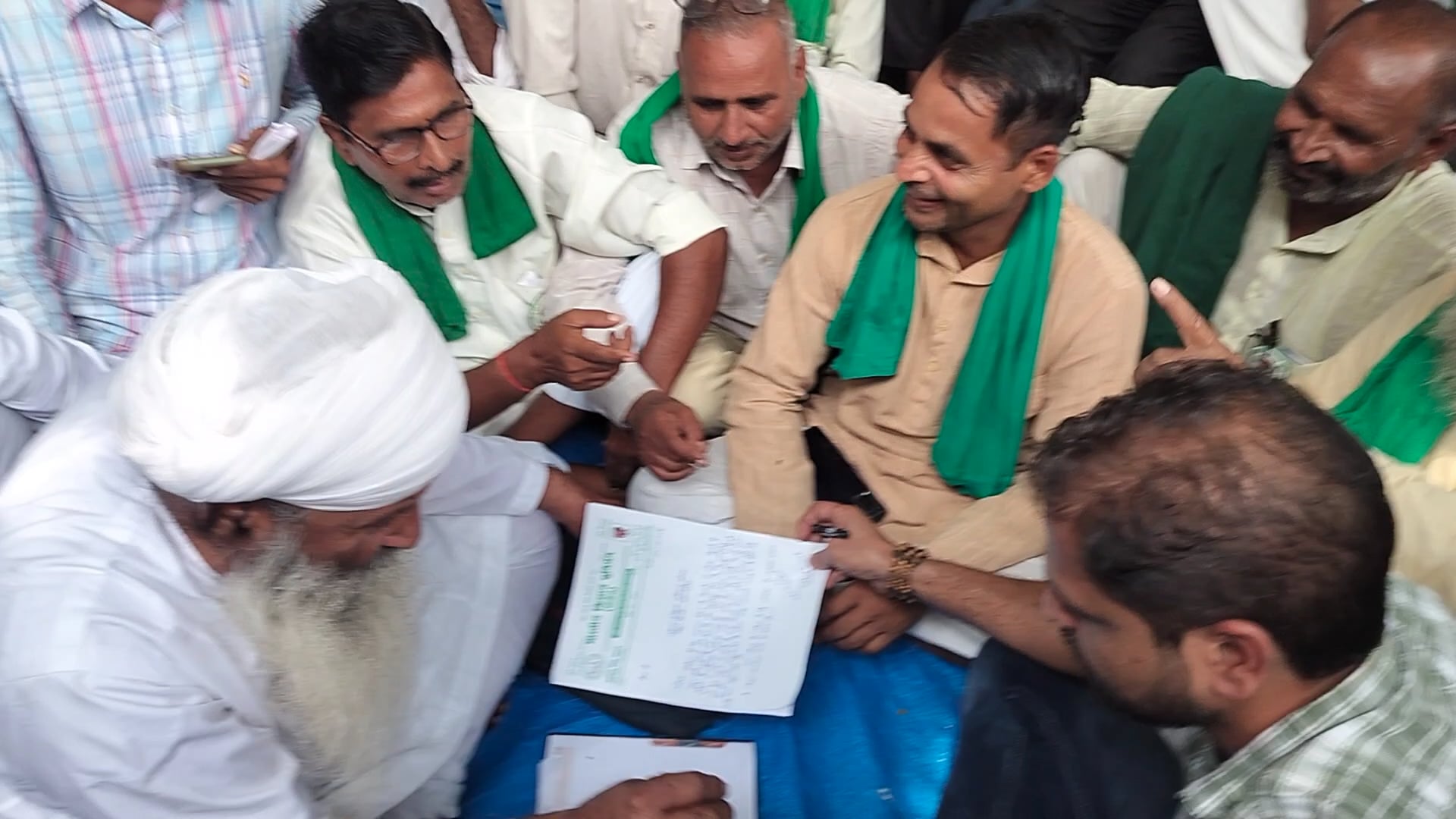 बिजली बिलों की गड़बड़ी पर भड़के किसान, धरने पर बैठकर जताया आक्रोश