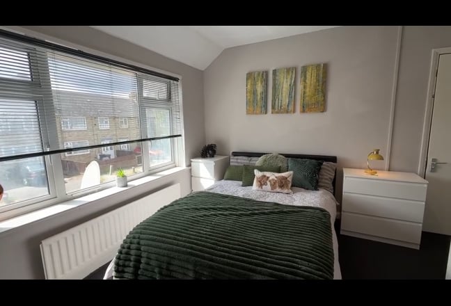 En-Suite Room Available Now !  Main Photo