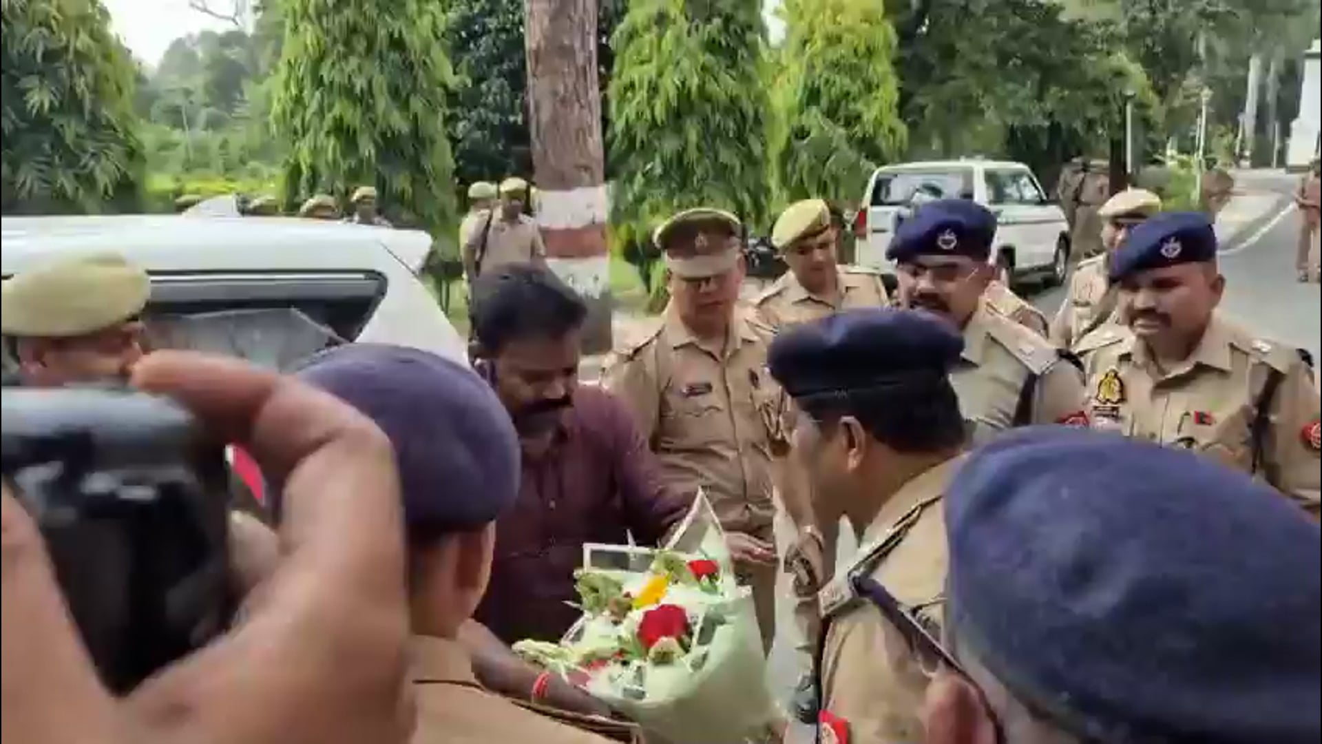 *मेरठ।*
मेरठ के नए SSP बी.बी.जी.टी.एस. मूर्ति ने मेरठ पहुंचकर चार्ज ग्रहण कर लिया है।
नवनियुक्त SSP बी.बी.जी.टी.एस. मूर्ति पारंपरिक भारतीय वेशभूषा 'कुर्ता धोती' पहनकर चार्ज लेने पहुंचे हैं।