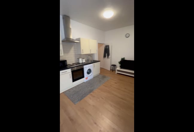 Lovely 1 Bedroom Flat in Narrow Street E14 Main Photo