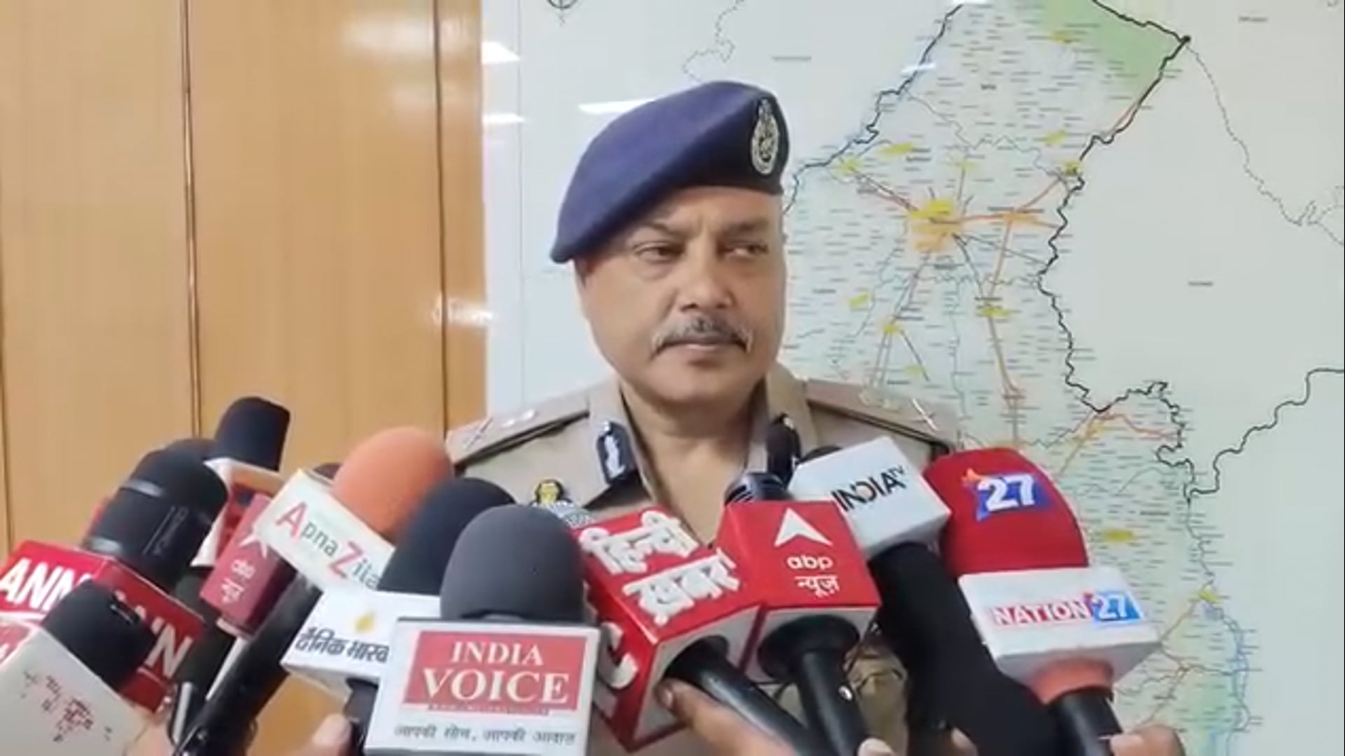 मेरठ एसएसपी अविनाश पार्ड की होगी जाच : किसान नेता दिग्विजय भाटी और मोहित जाटव मारपीट के मामले में एसएसपी अविनाश पांडे और इंस्पेक्टर अखिलेश गौड की जांच डीआईजी सहारनपुर अभिषेक सिंह को सौंप गई है। एडीजी भानु भास्कर ने बताया कि जांच के लिए डीआईजी अभिषेक सिंह मेरठ पहुंच रहे हैं वह दोनों पक्षों के बयान दर्ज।