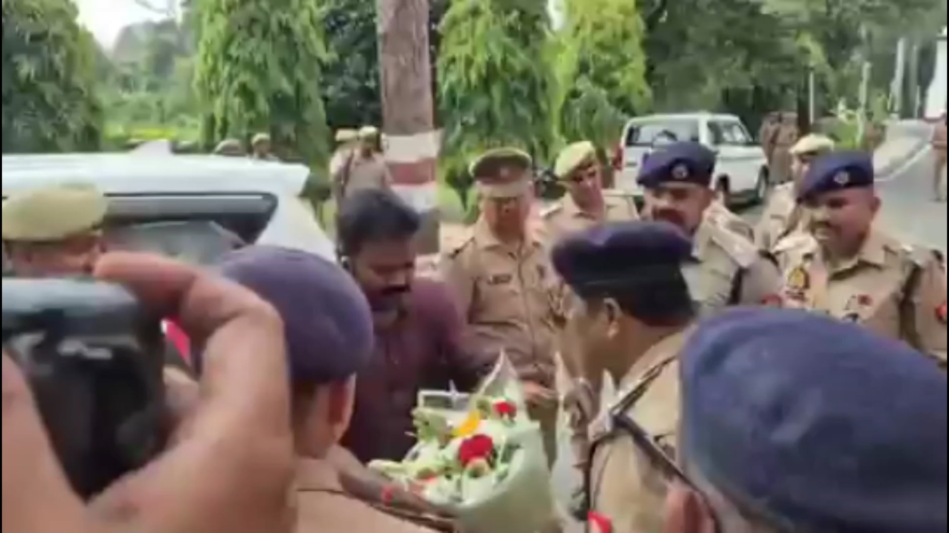 “मेरठ के नए एसएसपी महोदय ने आज धोती-कुर्ते की पारंपरिक वेशभूषा में कार्यभार संभाला।
कार्यालय पहुंचने पर अधिकारियों और  अधीनस्थो ने बुके भेंट कर उनका स्वागत किया।
सादगी और भारतीय संस्कृति की झलक लिए उनका यह अंदाज चर्चा का विषय बना।
मेरठ में नए एसएसपी के कार्यभार संभालने पर सभी ने शुभकामनाएं दीं।”